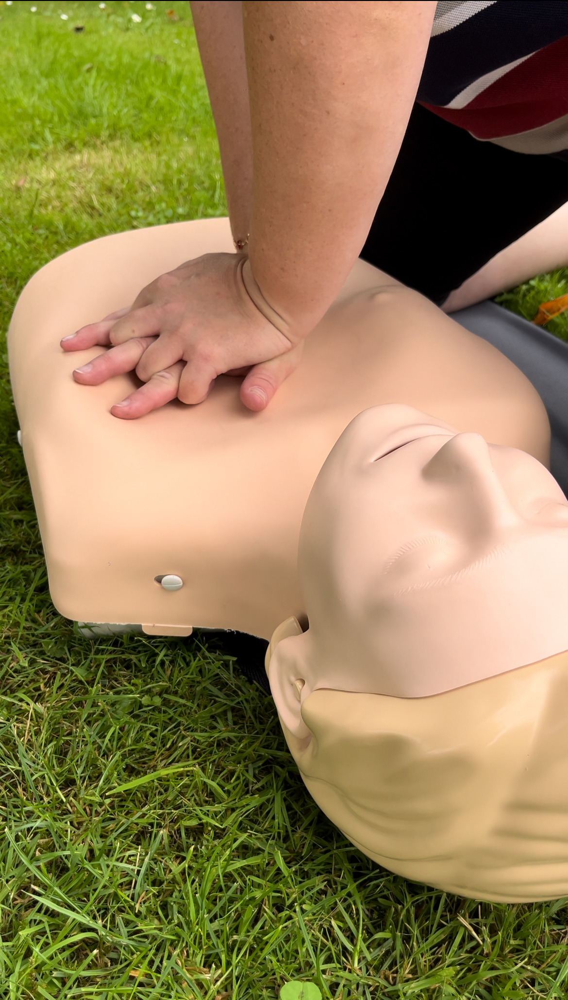 Apprendre à réaliser un massage cardiaque sur un mannequin