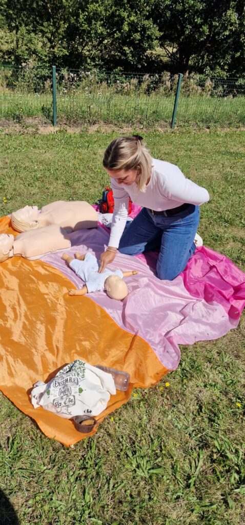 apprentissage du massage cardiaque sur un mannequin nourrisson