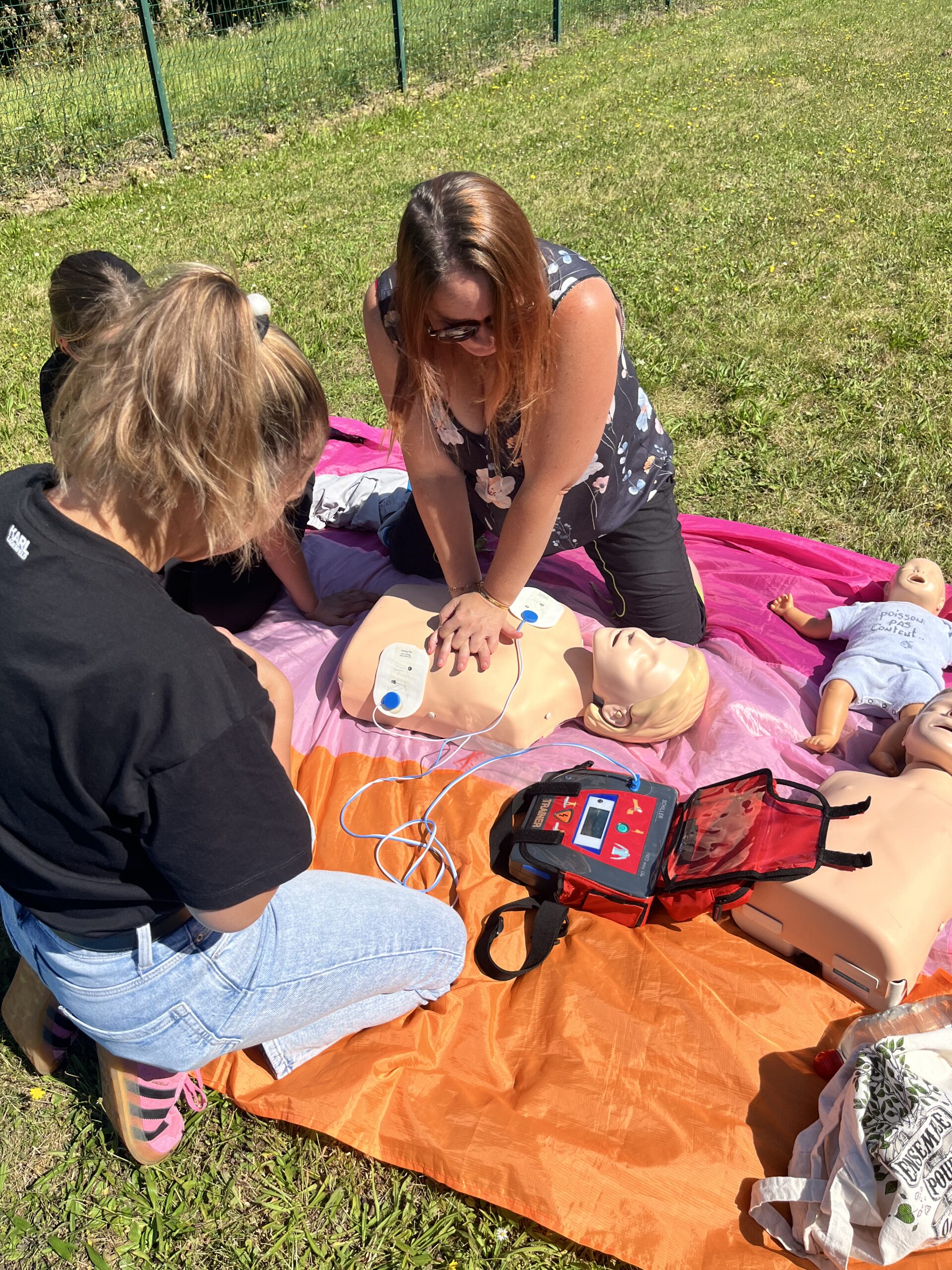 Notre formatrice Magalie en train de montrer comment faire un massage cardiaque